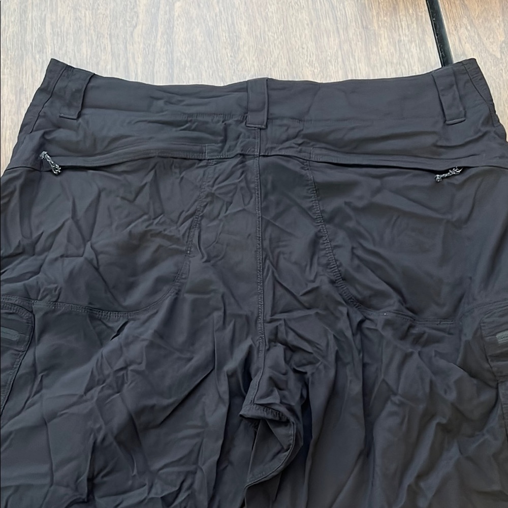 L.L. Bean Black Cargo Shorts with Durable Material and Regular Fit - Picture 8 of 8